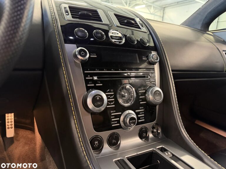 Aston Martin V8 Vantage — zdjęcie 32